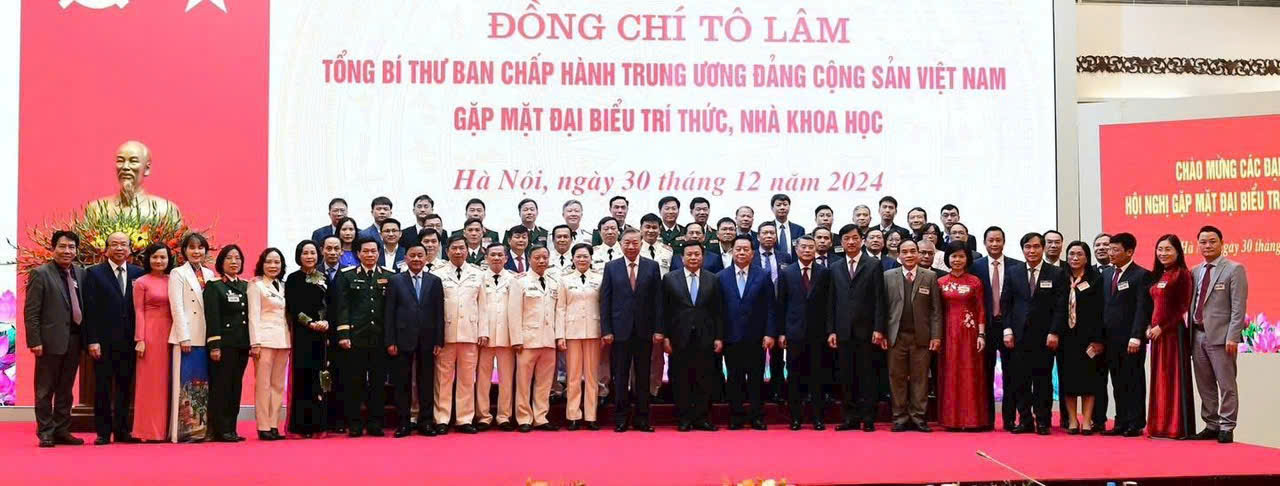 Các đại biểu tham dự chụp ảnh lưu niệm