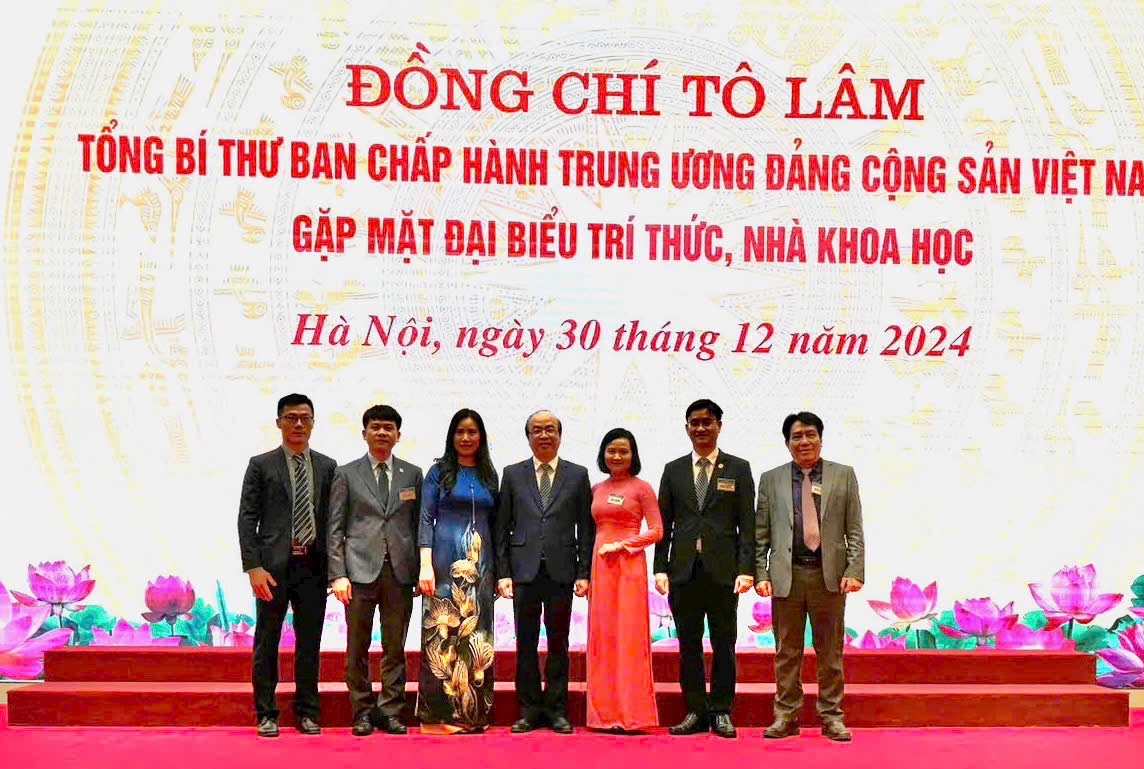 Đoàn Viện Hàn lâm tham dự hội nghị chụp ảnh lưn niệm