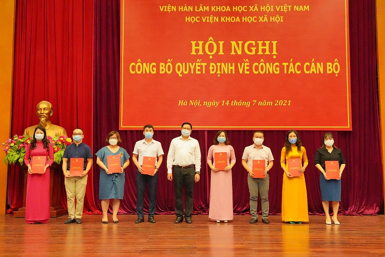 PGS.TS. Bùi Nguyên Khánh trao Quyết định cho các viên chức quản lý Văn phòng, Phòng và Trung tâm, Học viện KHXH