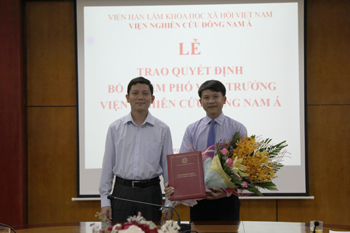 Phó Chủ tịch Viện Hàn lâm PGS.TS. Bùi Nhật Quang <br> trao Quyết định bổ nhiệm và tặng hoa cho TS. Võ Xuân Vinh <br> Phó Viện trưởng Viện Nghiên cứu Đông Nam Á
