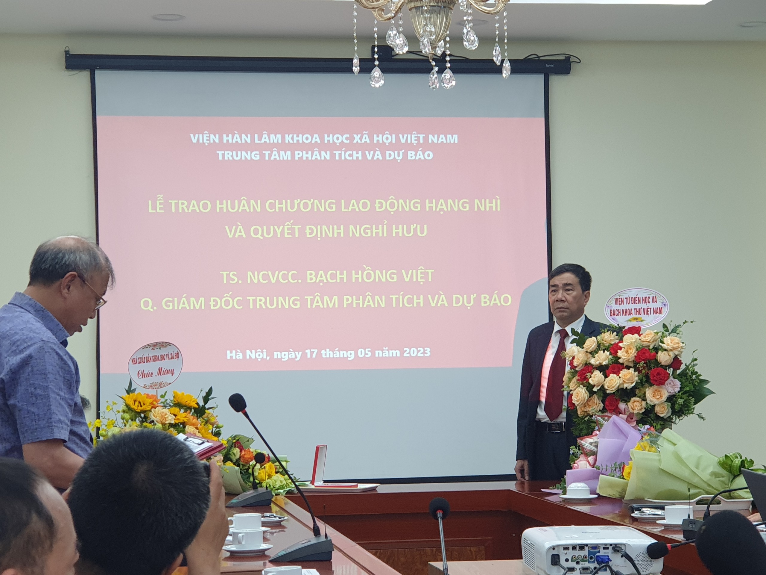 ThS. Ngô Tiến Phát đọc Quyết định của Chủ tịch Nước tặng thưởng Huân chương Lao động hạng Nhì cho TS. Bạch Hồng Việt