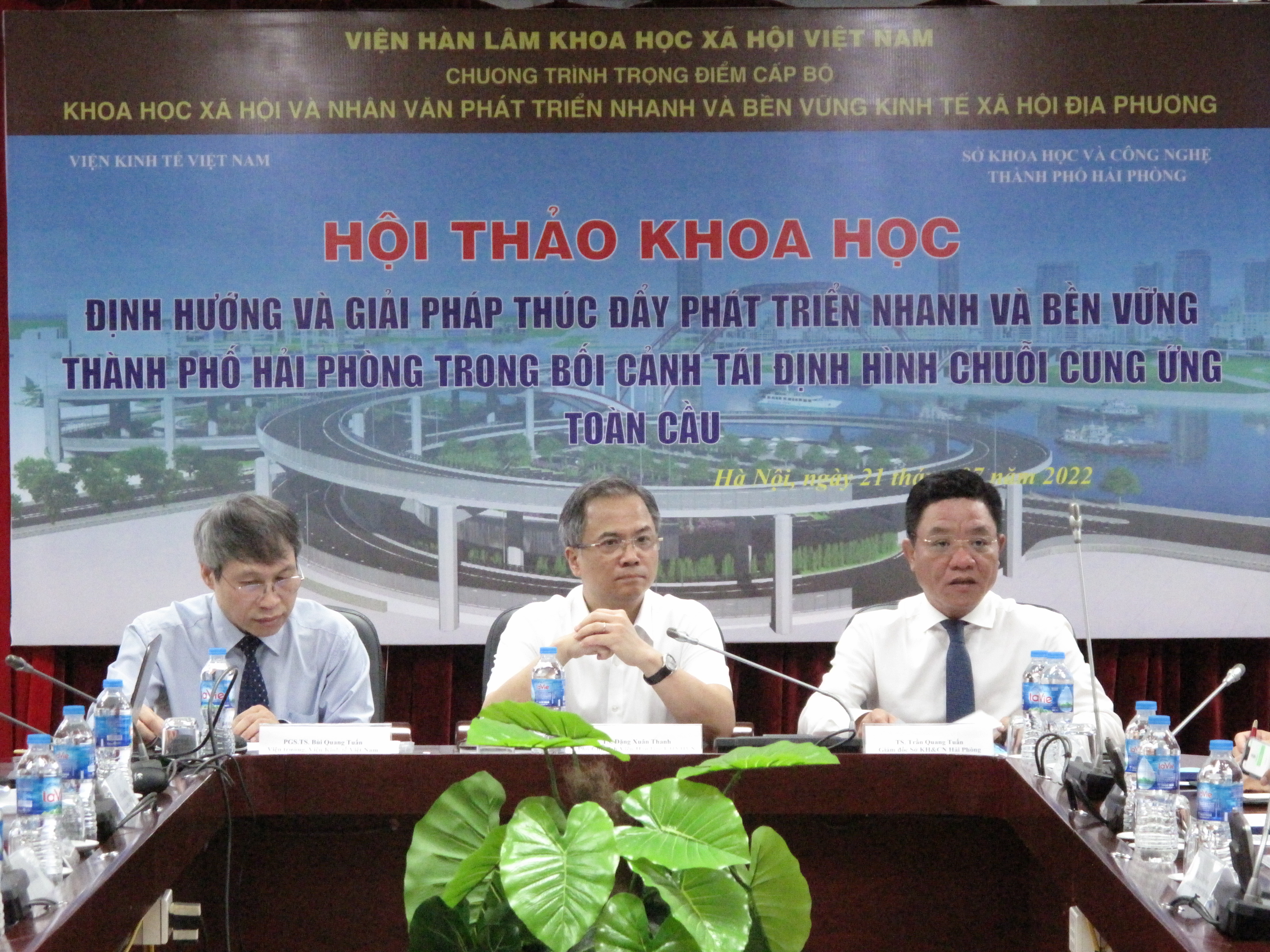 TS. Đặng Xuân Thanh, Phó Chủ tịch Viện Hàn lâm Khoa học xã hội Việt Nam; PGS.TS. Bùi Quang Tuấn, Viện trưởng Viện Kinh tế Việt Nam và TS. Trần Quang Tuấn, Giám đốc Sở KH&CN Hải Phòng  đồng chủ trì Hội thảo