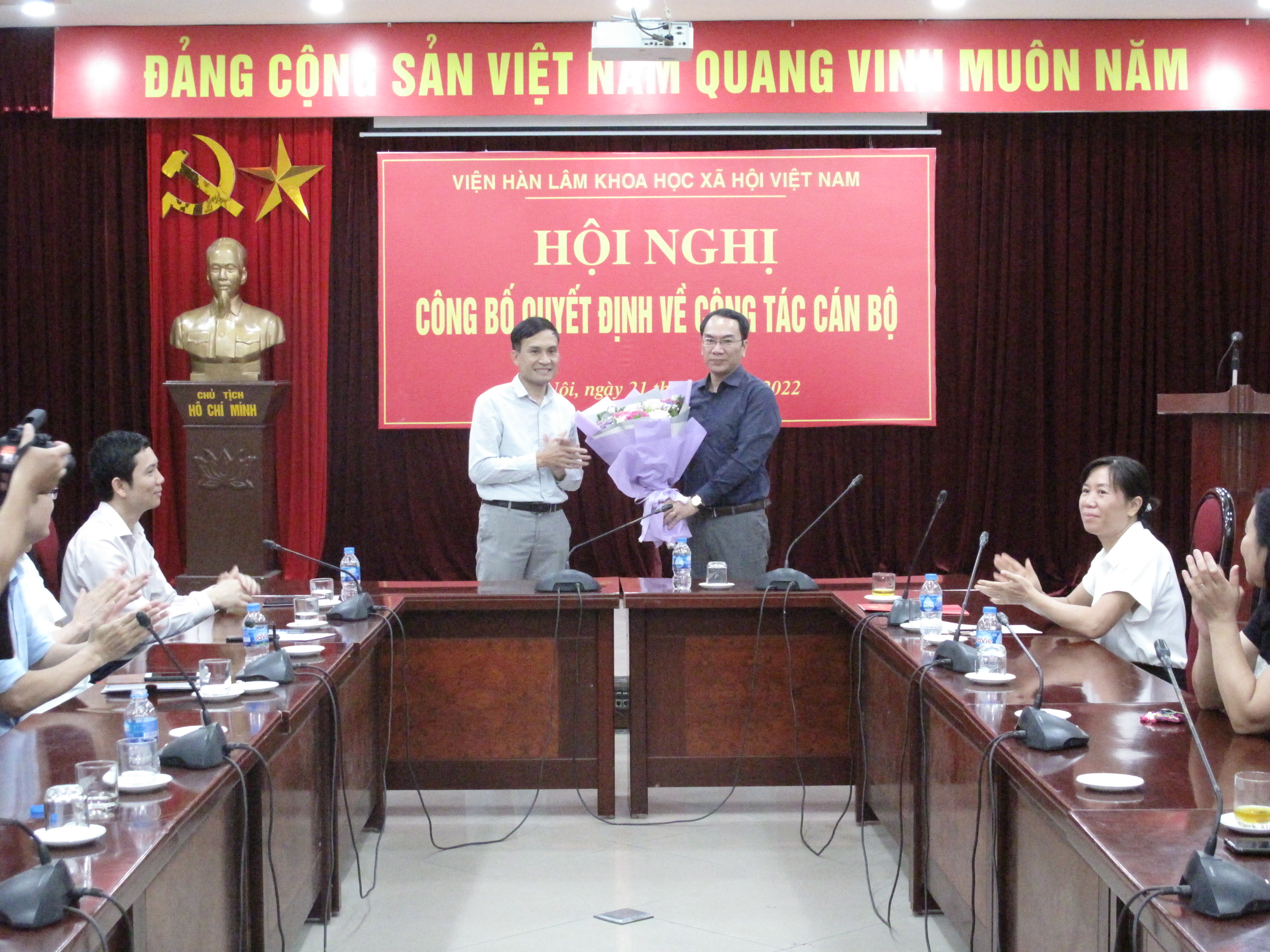 TS. Hoàng Văn Chung đại diện cán bộ, công chức, viên chức và người lao động Viện Nghiên cứu Tôn giáo tặng hoa chúc mừng PGS.TS. Chu Văn Tuấn