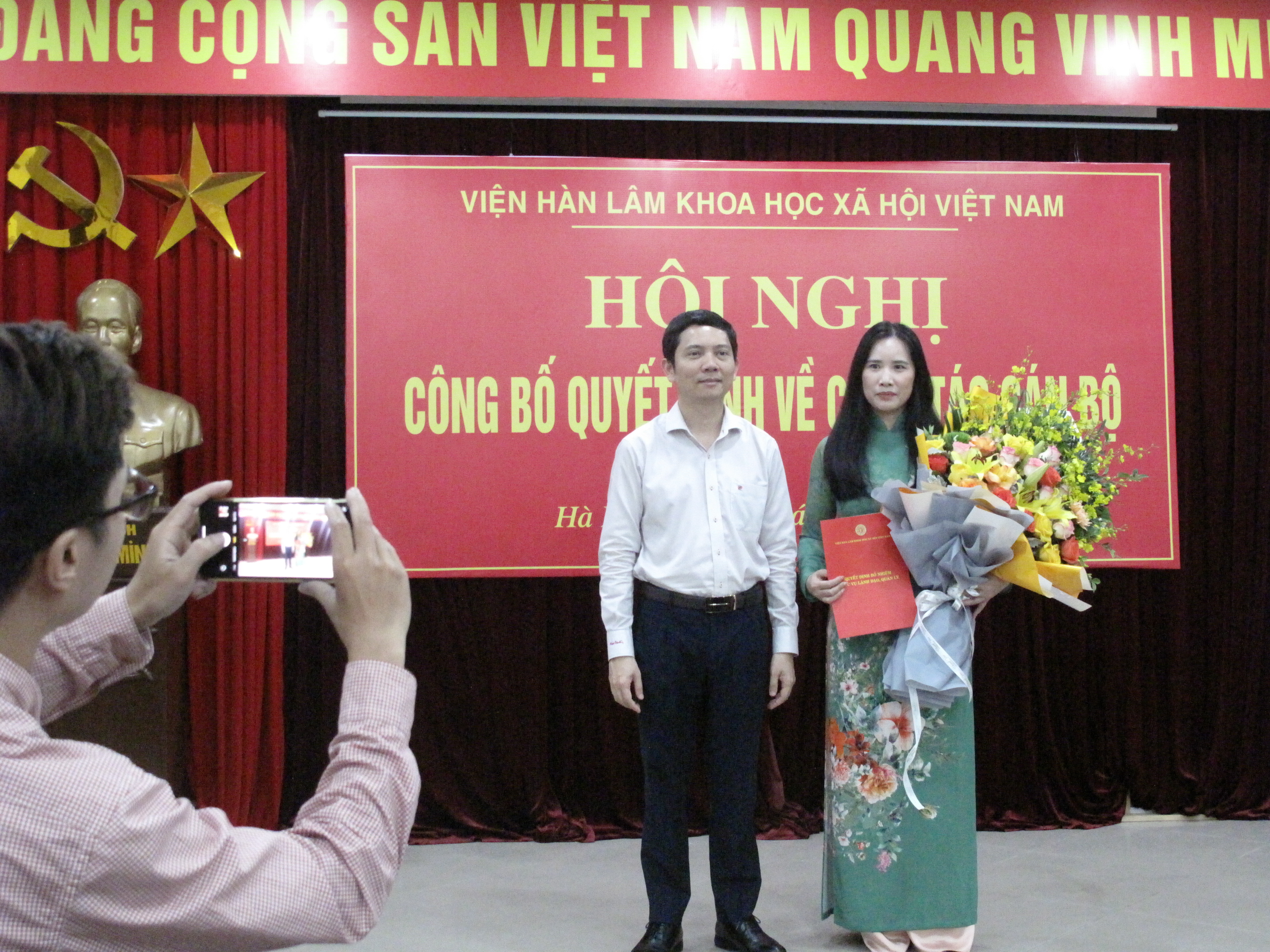 Chủ tịch Bùi Nhật Quang đã trao Quyết định và tặng hoa cho PGS.TS. Nguyễn Thị Phương Châm