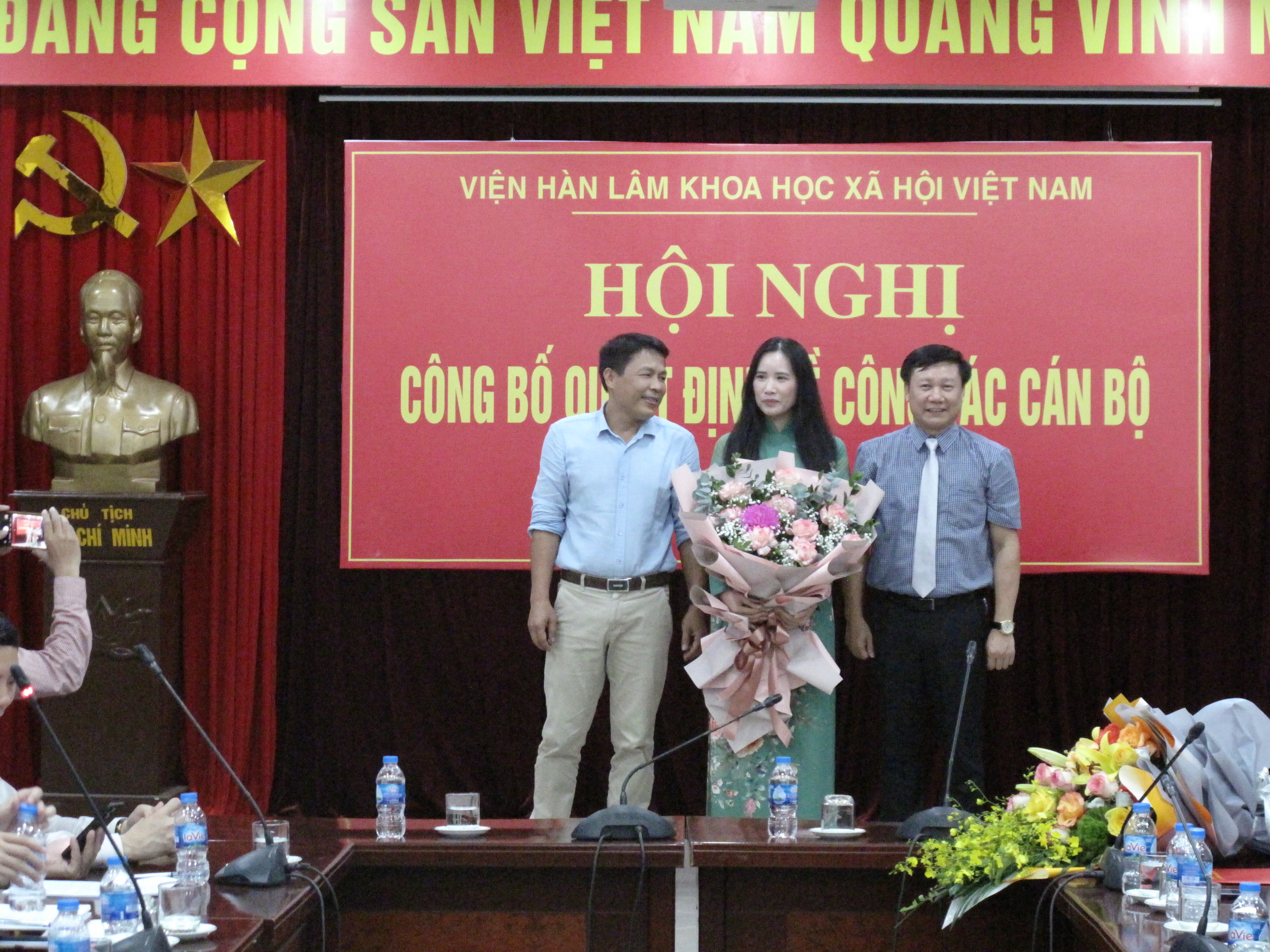 Ban lãnh đạo Viện nghiên cứu Văn hóa tặng hoa chúc mừng PGS.TS. Nguyễn Thị Phương Châm