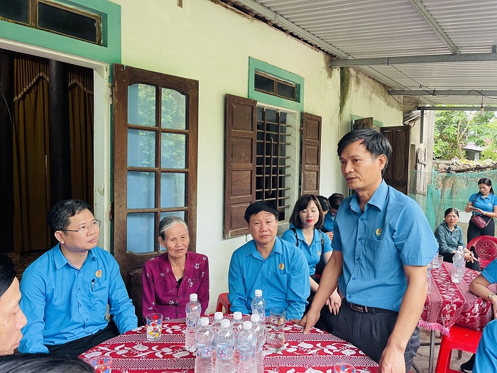 Đồng chí Võ Văn Tiến, Phó Chủ tịch LĐLĐ tỉnh Quảng Bình phát biểu cảm ơn tới các viên chức, người lao động Viện Hàn lâm