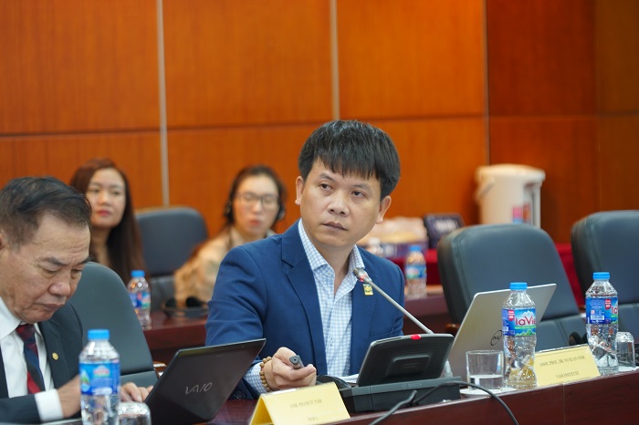 PGS.TS. Võ Xuân Vinh, VASS trình bày báo cáo tại Phiên thứ nhất