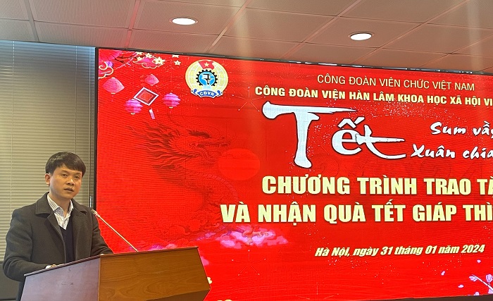 PGS.TS. Võ Xuân Vinh, Phó Chủ tịch Công đoàn Viện Hàn lâm báo cáo kết quả thực hiện Chương trình Tết sum vầy 2024