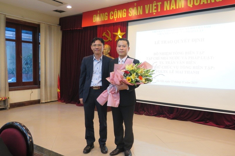  PGS.TS. Nguyễn Đức Minh tặng hoa chúc mừng TS