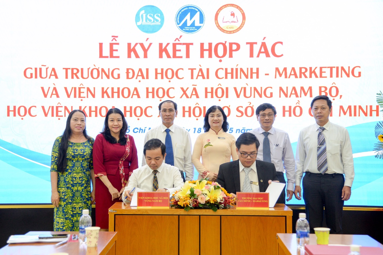 Đại diện lãnh đạo SISS và UFM - PGS.TS. Vũ Tuấn Hưng và PGS.TS. Phạm Tiến Đạt ký thỏa thuận hợp tác