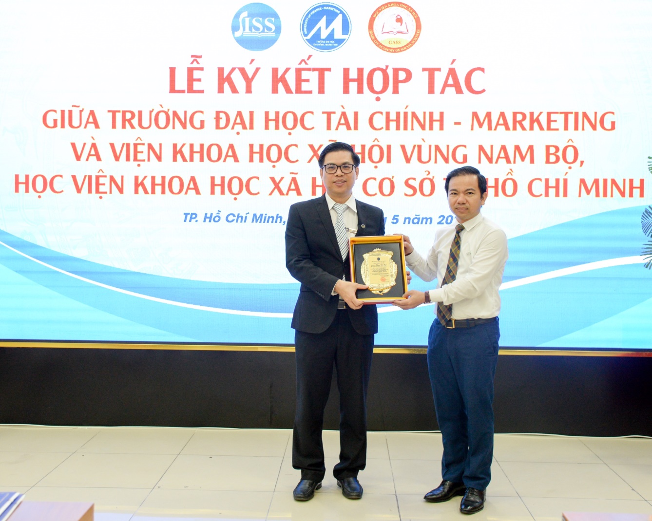 PGS.TS. Vũ Tuấn Hưng tặng kỷ niệm chương cho Hiệu trường nhà trường