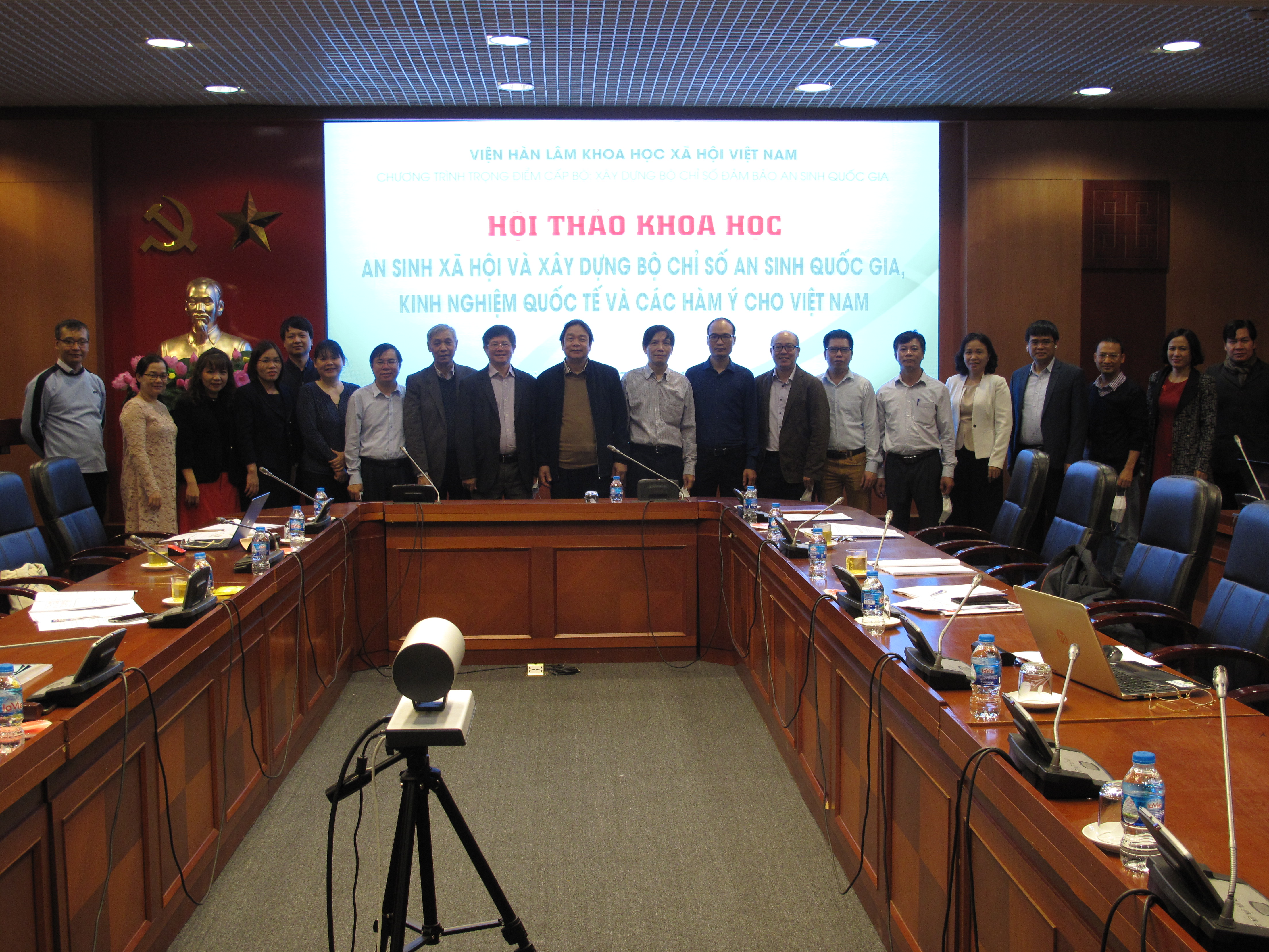 Các đại biểu chụp ảnh lưu niệm