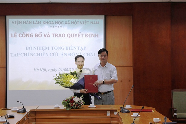 GS.TS. Phạm Văn Đức trao Quyết định và tặng hoa cho PGS.TS. Nguyễn Xuân Trung, Viện trưởng, kiêm tân Tổng biên tập<br>Tạp chí Nghiên cứu Ấn Độ và Châu Á