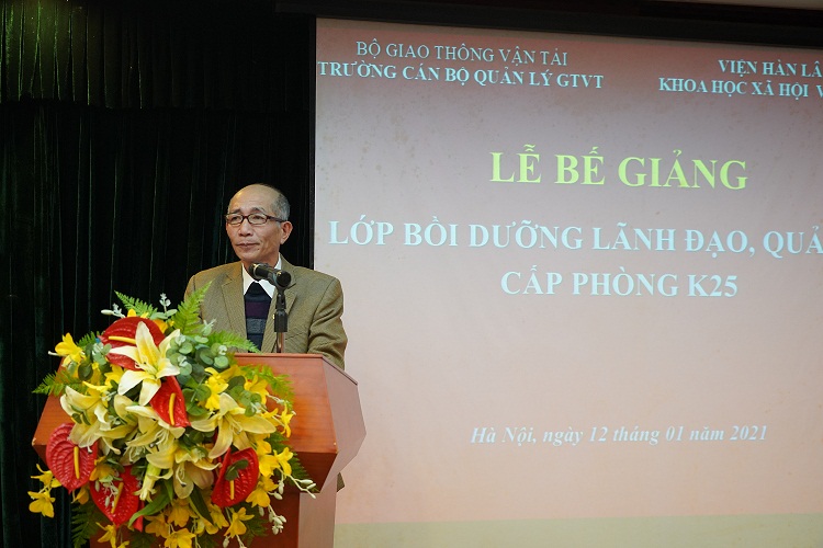 Ông Vũ Thanh Phương, Phó Hiệu trưởng Trường Cán bộ quản lý giao thông vận tải phát biểu tại Lễ bế giảng