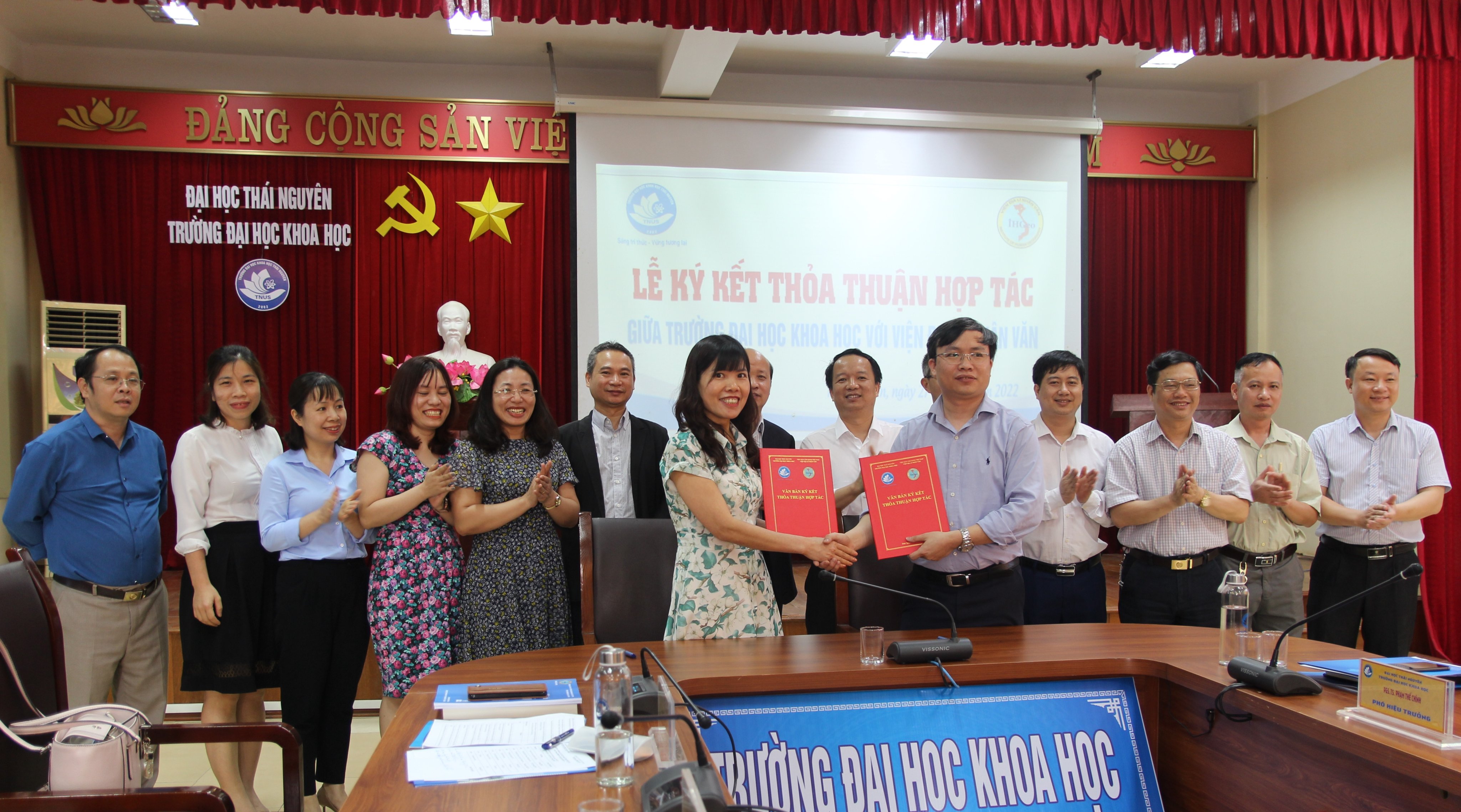 TS. Nguyễn Song Tùng và PGS.TS. Phạm Thế Chính ký và trao biên bản Thỏa thuận hợp tác