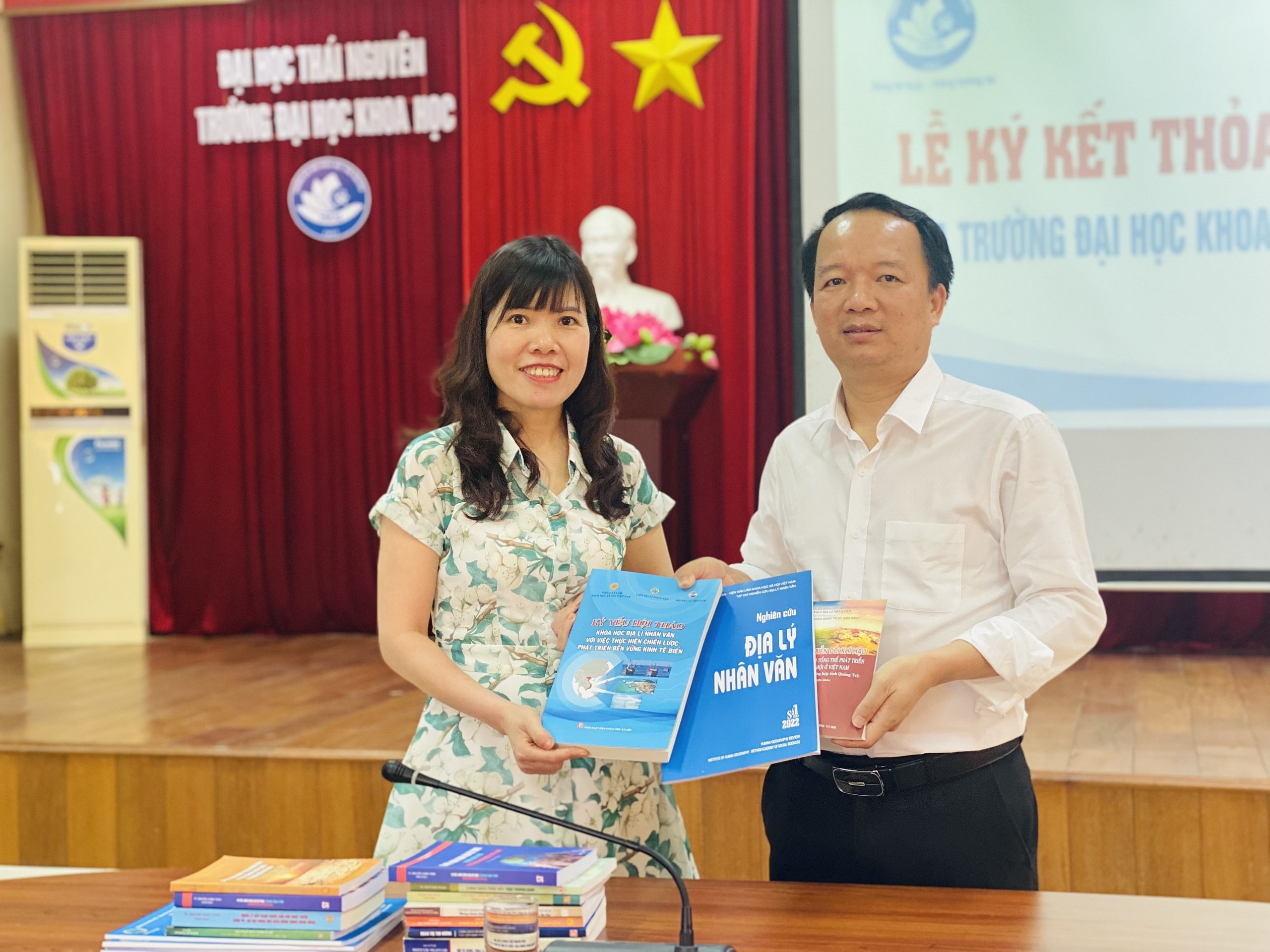 TS. Nguyễn Song Tùng trao tặng ấn phẩm xuất bản của Viện Địa lí nhân văn