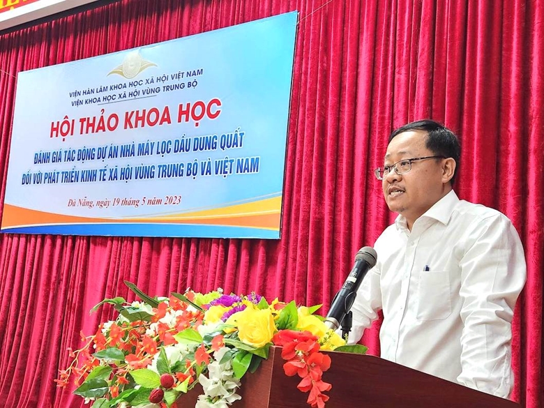 TS.Hoàng Hồng Hiệp - Quyền Viện Trưởng, Viện Khoa học xã hội vùng Trung Bộ phát biểu tại Hội thảo