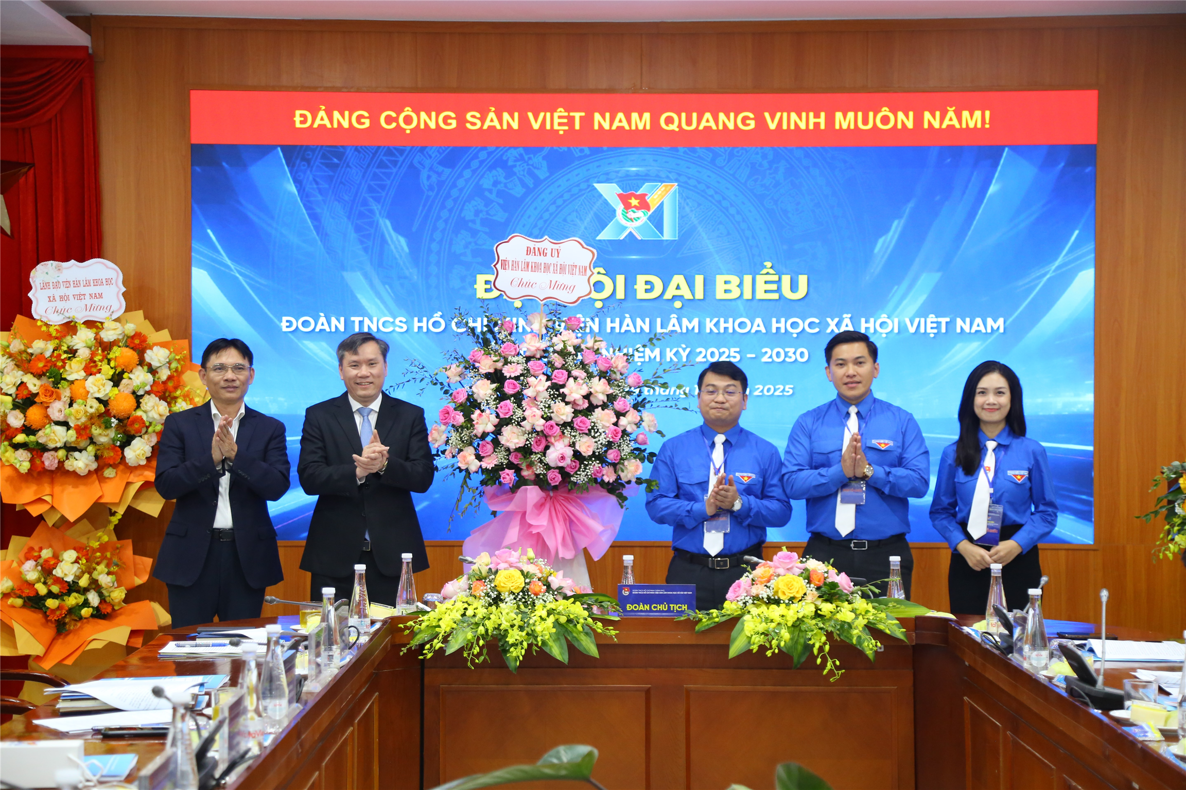 Thường vụ Đảng ủy và Lãnh đạo Viện Hàn lâm tặng hoa chúc mừng Đại hội