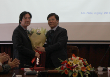 GS.TS. Nguyễn Quang Thuấn trao Quyết định và tặng hoa<br> cho PGS.TS. Nguyễn Đăng Điệp