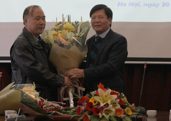 GS.TS. Nguyễn Quang Thuấn trao Quyết định và tặng hoa <br>cho PGS.TS. Nguyễn Hữu Sơn