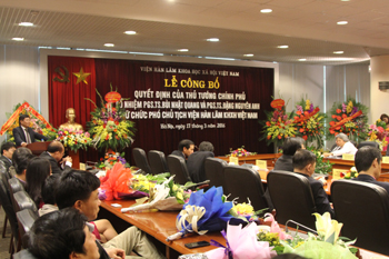 GS.TS. Nguyễn Quang Thuấn tặng hoa cho hai tân Phó Chủ tịch Viện Hàn lâm - PGS.TS. Bùi Nhật Quang và PGS.TS. Đặng Nguyên Anh