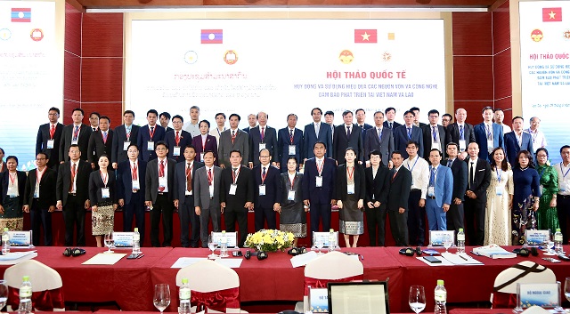 Các đại biểu chụp ảnh lưu niệm với cán bộ của Viện Nghiên cứu Đông Nam Á