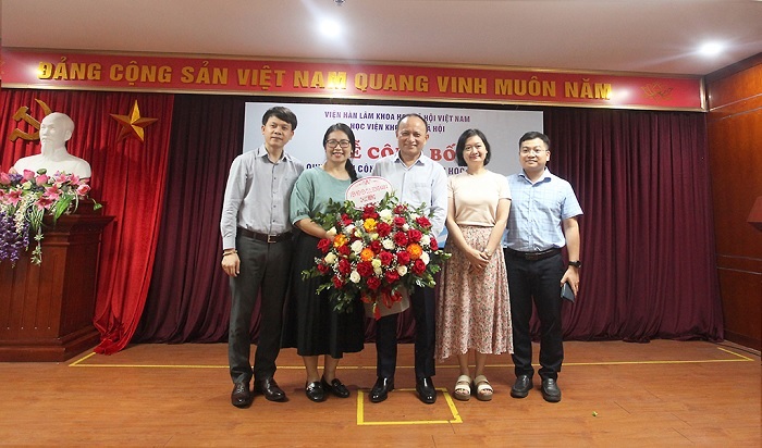 Lãnh đạo Viện Nghiên cứu Đông Nam Á chúc mừng PGS.TS. Nguyễn Huy Hoàng, Chủ tịch Hội đồng Học viện