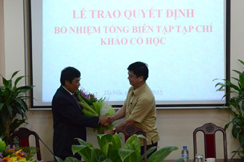 Phó Chủ tịch Viện Hàn lâm PGS.TS. Phạm Văn Đức <br> trao Quyết định bổ nhiệm và tặng hoa PGS.TS. Bùi Văn Liêm <br>tân Tổng biên tập Tạp chí Khảo cổ học