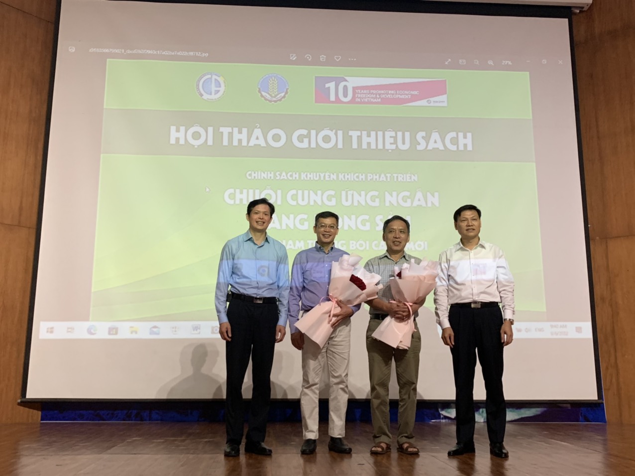 Lãnh đạo Sở Nông nghiệp và Phát triển nông thôn tỉnh Quảng Ninh và Viện Nghiên cứu Châu Âu tặng hoa chúc mừng cho hai tác giả cuốn sách