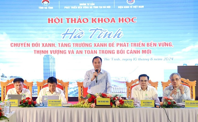 Các đồng chí chủ trì Hội thảo khoa học “Hà Tĩnh chuyển đổi xanh, tăng trưởng xanh để phát triển bền vững, thịnh vượng và an toàn trong bối cảnh mới”
