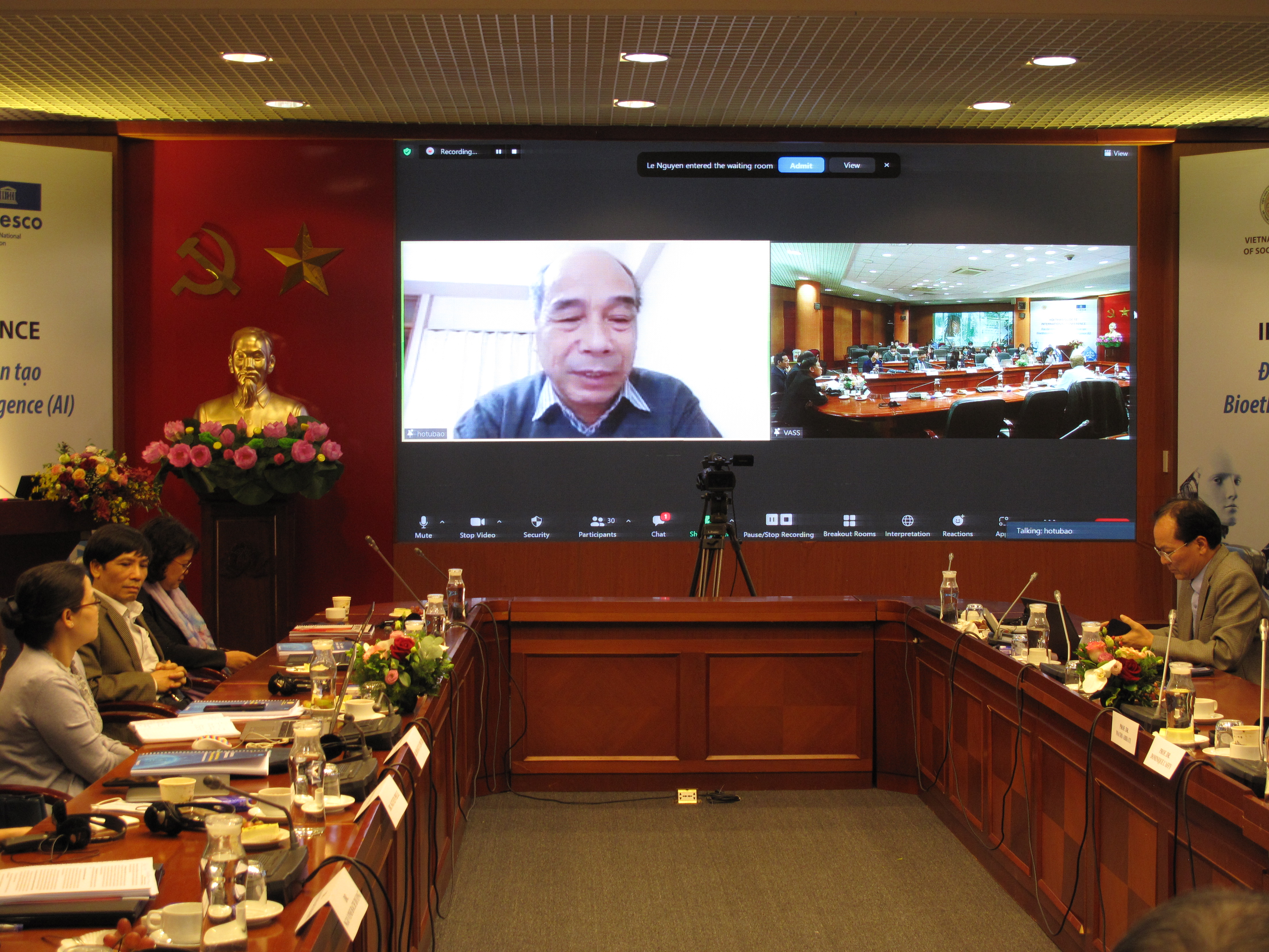 GS.TSKH. Hồ Tú Bảo, Giám đốc Phòng thí nghiệm Khoa học dữ liệu, VIASM, Giám đốc khoa học, Viện John von Neumann, Đại học Quốc gia Tp. Hồ Chí Minh, trình bày báo cáo đề dẫn với chủ đề: Các vấn đề đạo đức của AI