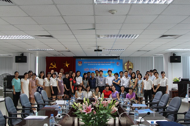 Các đại biểu tham dự chụp ảnh lưu niệm tại Hội thảo