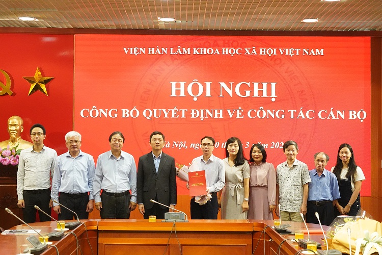 Các đại biểu tham dự chụp ảnh lưu niệm