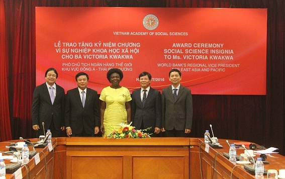 Bà Victoria Kwakwa chụp ảnh lưu niệm cùng<br> GS.TS. Nguyễn Xuân Thắng và Ban Lãnh đạo Viện Hàn lâm