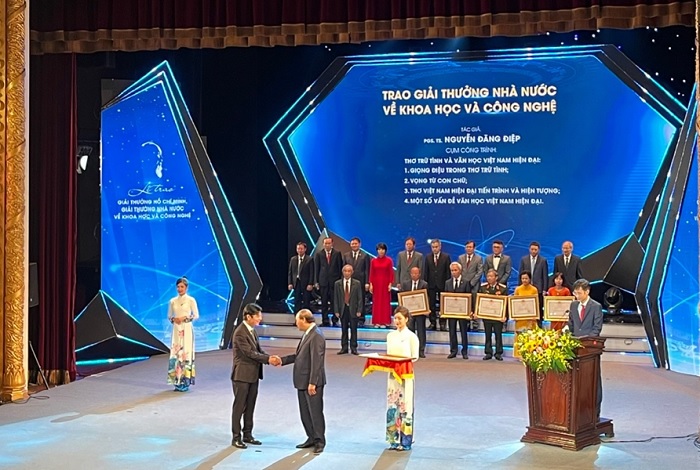 Chủ tịch nước Nguyễn Xuân Phúc trao Giải thưởng Nhà nước<br> lĩnh vực Khoa học xã hội và Nhân văn cho PGS.TS. Nguyễn Đăng Điệp