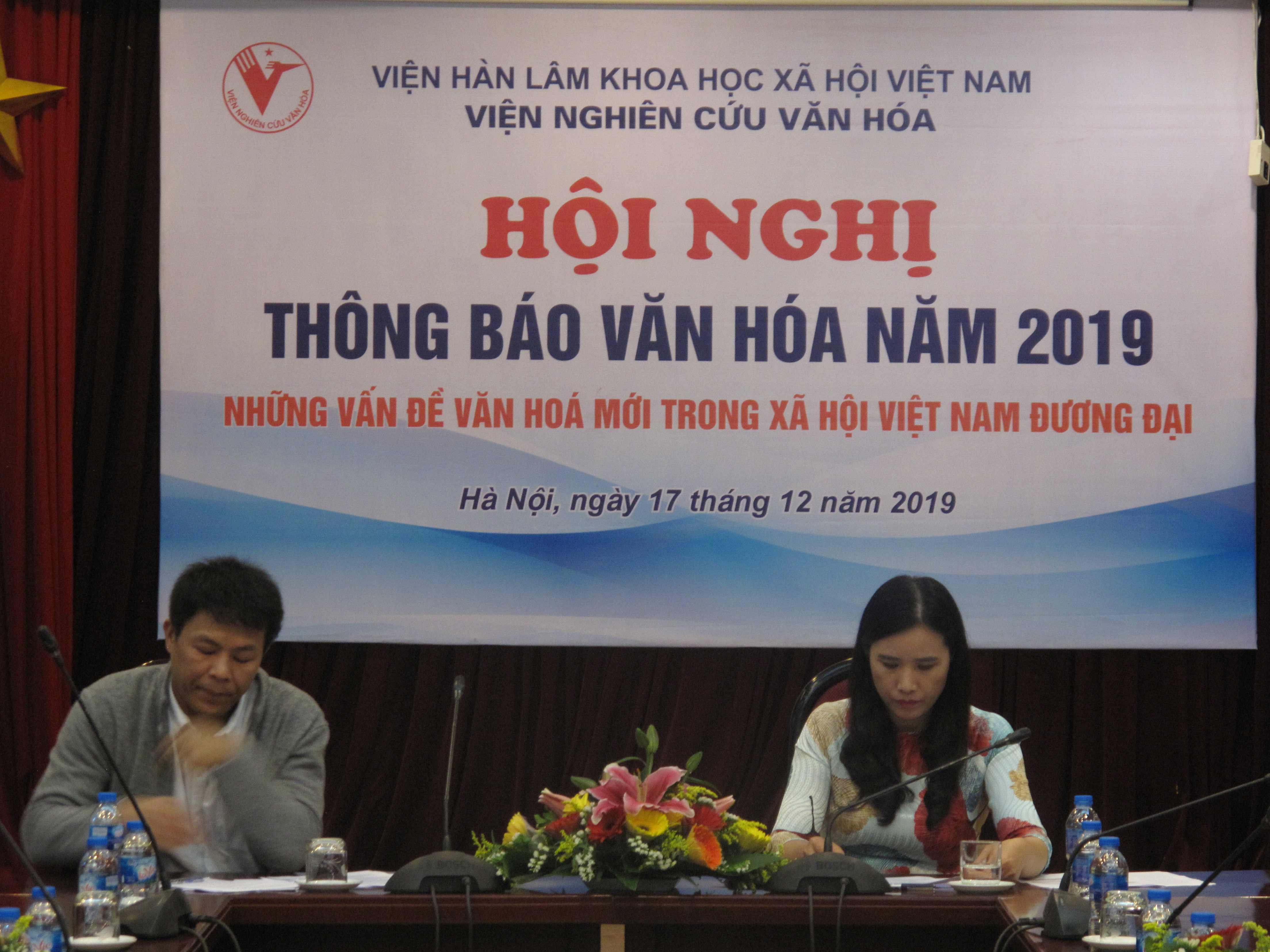 Chủ trì Hội nghị (Từ phải qua trái: PGS.TS. Nguyễn Thị Phương Châm, TS. Hoàng Cầm)
