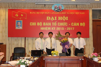 Ban Chi ủy Ban Tổ chức – Cán bộ nhiệm kỳ 2015 - 2017 <br>chụp ảnh lưu niệm với đ/c Nguyễn Hữu Minh