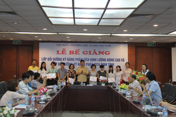 PGS.TS. Phạm Văn Đức, Phó Chủ tịch Viện Hàn lâm <br> phát chứng chỉ cho các học viên