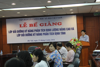 PGS.TS. Nguyễn Hữu Minh, Viện trưởng Viện Nghiên cứu <br>Gia đình và Giới phát biểu tại Lễ Bế giảng