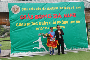 Đồng chí Đoàn Minh Huyền tặng hoa và cờ lưu niệm <br>cho Đội đạt Giải phong cách