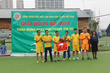 PGS.TS. Trần Thị An tặng hoa và cờ lưu niệm cho đội đoạt Giải Ba