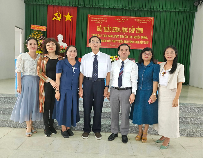 Đoàn cán bộ Viện Khoa học xã hội vùng Nam Bộ tham dự hội thảo