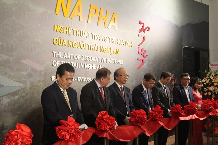 TS. Phan Chí Hiếu, Chủ tịch Viện Hàn lâm (Thứ ba từ trái sang) tham dự cắt băng khai trương Trưng bày