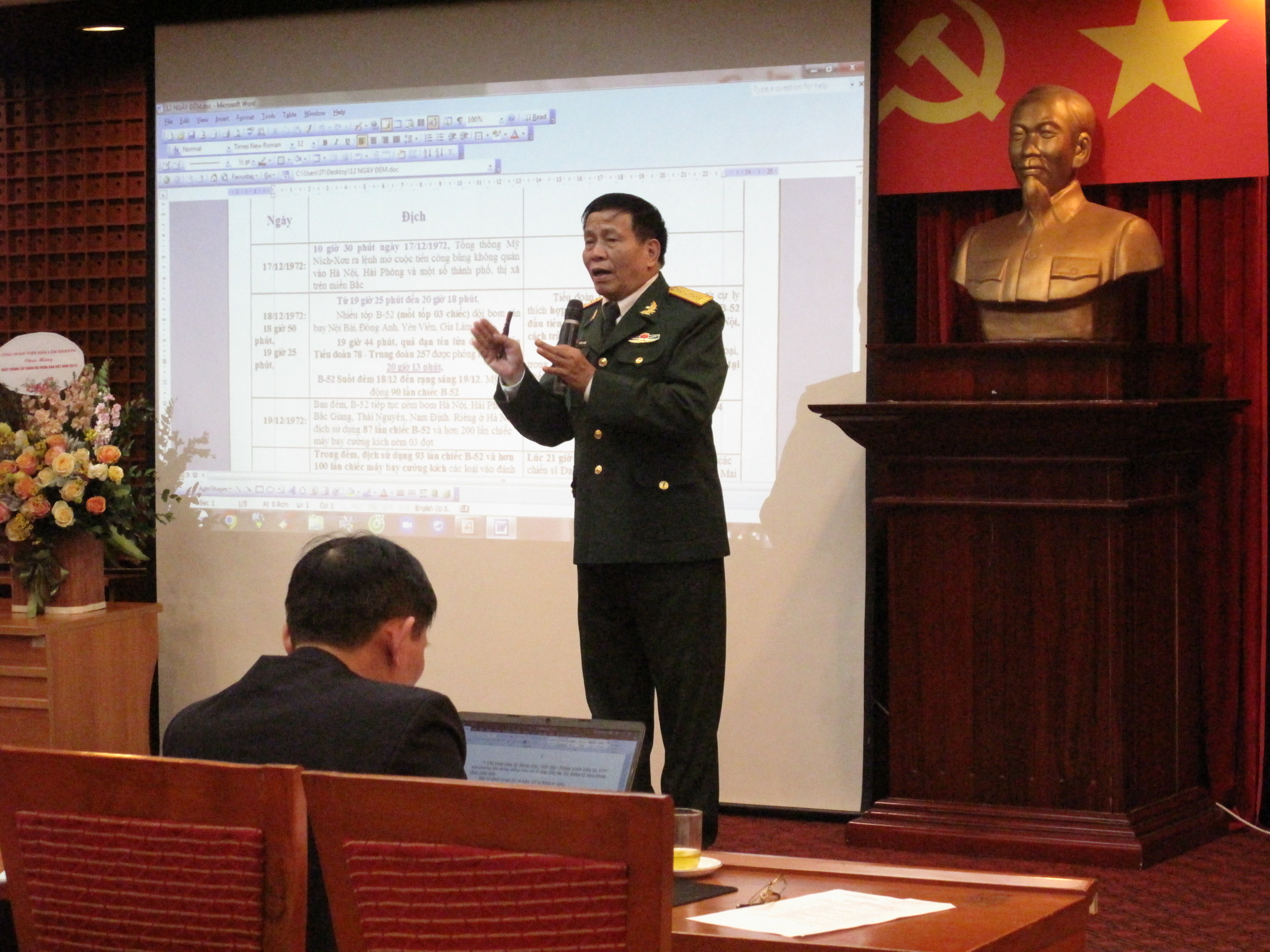 Đại tá Lê Ngọc Cường nguyên Phó Giám đốc Trung tâm Giáo dục Quốc phòng và An ninh, Đại học Quốc gia Hà Nội nói chuyện về Ngày truyền thống QĐND Việt Nam 22/12/2022 tại buổi tọa đàm