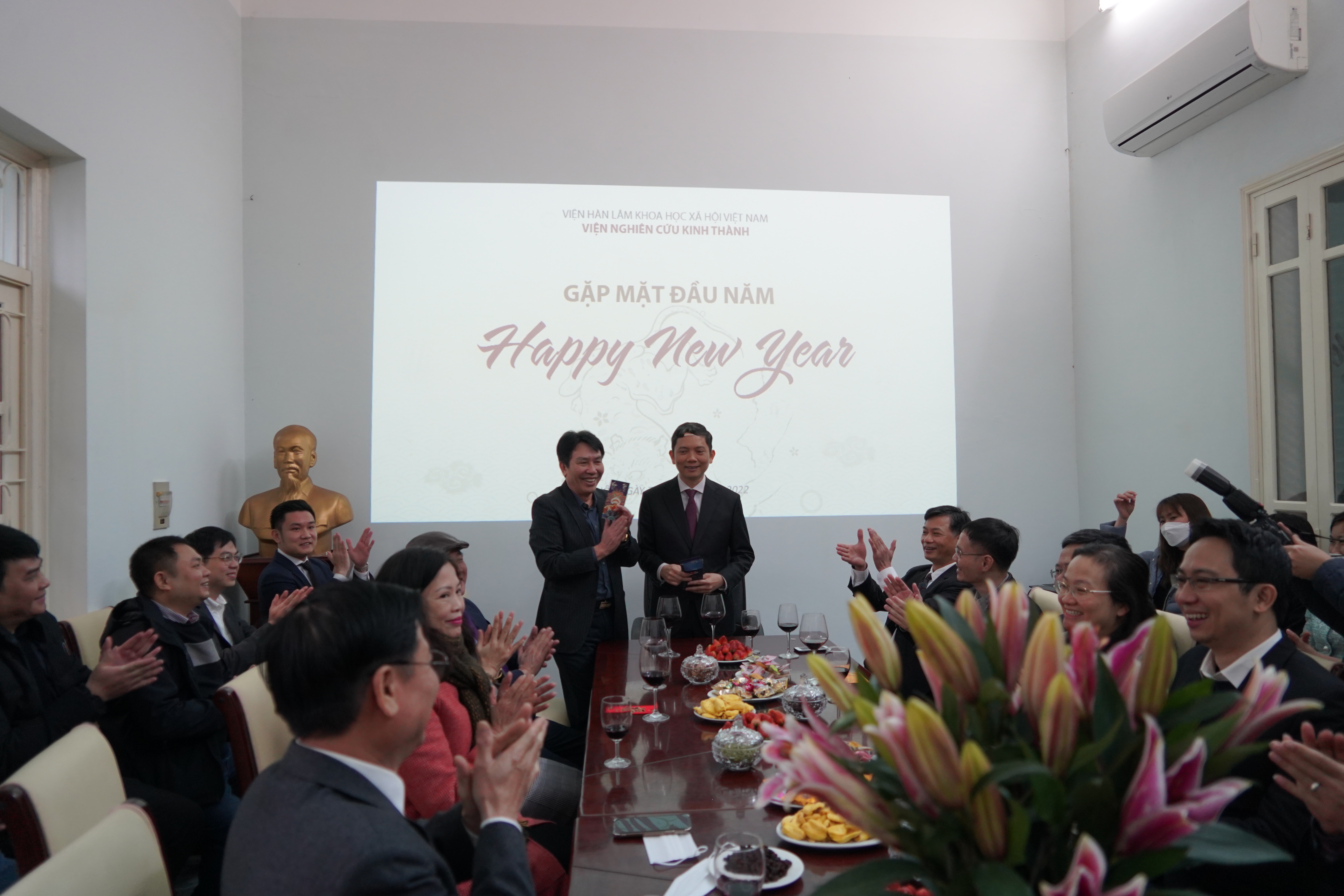 PGS.TS. Bùi Nhật Quang chúc Tết các cán bộ, công chức, viên chức và người lao động Viện Nghiên cứu Kinh thành
