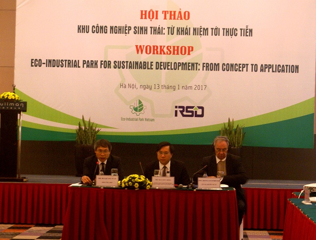 PGS.TS. Bùi Quang Tuấn, Ông Trần Duy Đông và<br>TS. Heinz Leuenberger đồng chủ trì Hội thảo