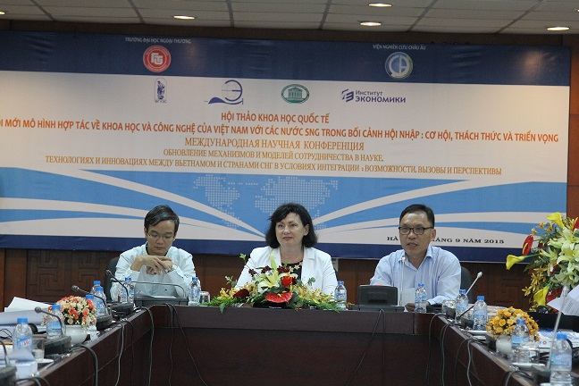 (từ phải sang trái) PGS.TS. Nguyễn An Hà, GS.TS. Vorozbit O.Iu và PGS.TS. Đào Ngọc Tiến chủ trì Hội thảo