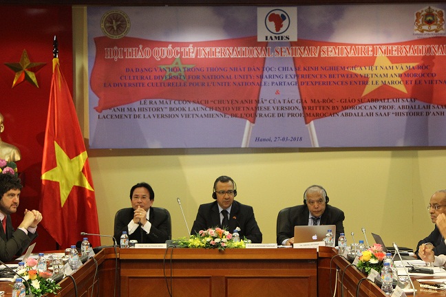 PGS.TS. Lê Phước Minh (trái) GS. Abdallah Saaf (giữa), Đại sứ Vương quốc Ma-rốc (phải)