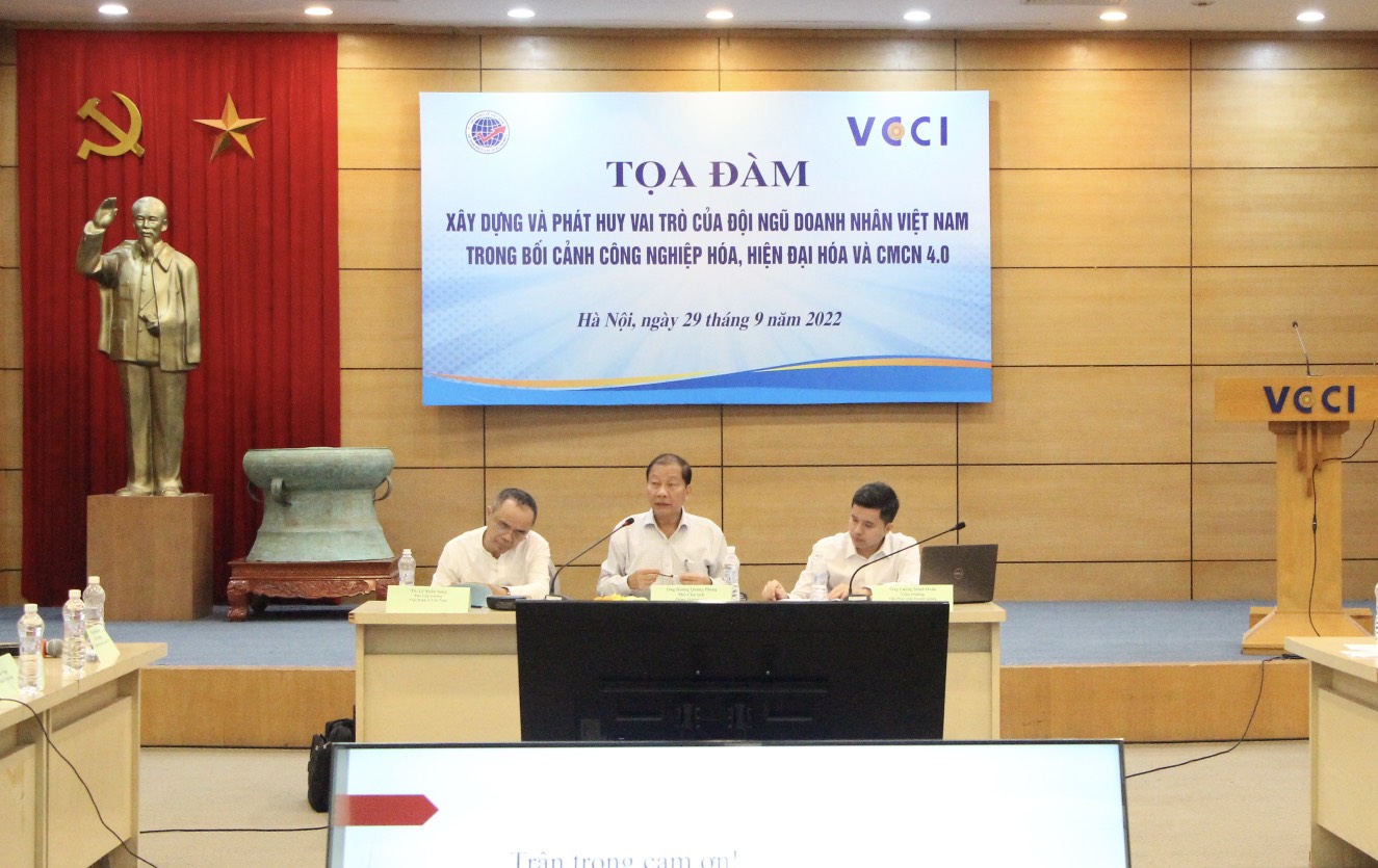 Chủ tọa điều hành tọa đàm (từ trái qua phải): TS. Lê Xuân Sang, Phó Viện trưởng Viện Kinh tế Việt Nam; Ông Hoàng Quang Phòng, Phó Chủ tịch VCCI; TS. Nguyễn Hoa Cương - Phó Viện trưởng CIEM