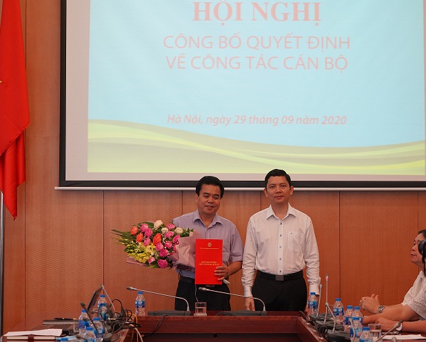 Chủ tịch Viện Hàn lâm – PGS.TS. Bùi Nhật Quang trao Quyết định và tặng hoa cho tân Phó Giám đốc Bảo tàng Dân tộc học Việt Nam- TS. Bùi Ngọc Quang